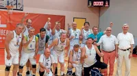 Bronasta ekipa slovenskih veteranov 65 plus tik po zmagoviti 
tekmi z Italijo (na semaforju rezultat  48:49): Vasilij Kokol, Dušan 
Jenko, Marjan Valentinčič, Marjan Fišer, Stojan  Mavrič, Janez 
Erčulj, Anton Jeram, Miro Mikuš, kapetan Stanko  Breznik, Leon 
Belušič, Abdulah  Kahvedžić, Franci Medved in  vodja ekipe Mitja 
Muha.