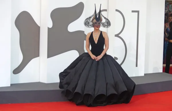 Nadaljevanje Jokerja, v katerem nastopa tudi Lady Gaga, je po 
premieri poželo stoječe ovacije.