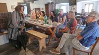 Metka Pavšič je v vlogi Fehtarce (beračice) zabavala in uvedla 
idrijskemu govoru posvečen del druženja pisateljev Založbe 
Bogataj.