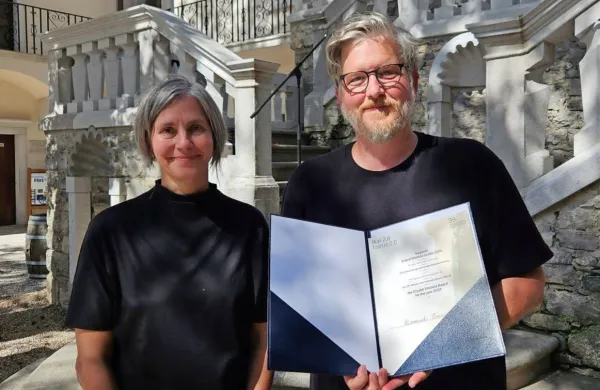 Lenka Kuhar Daňhelová in Dominik Srienc po podelitvi nagrade 
kristal Vilenice