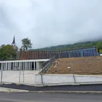 Dokončanje športne dvorane v Bovcu se bo zaradi  poškodbe 
strešnih nosilcev verjetno še zamaknilo.  