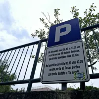 Na parkirišču pod OŠ Dušana Bordona, v Veluščkovi ulici, je 
parkiranje za potrebe šole omejeno na 15 minut. Starši, ki so svoje 
prvošolce pospremili na svečan sprejem in zato presegli dovoljeno 
časovno omejitev, so redarji nemudoma kaznovali. 