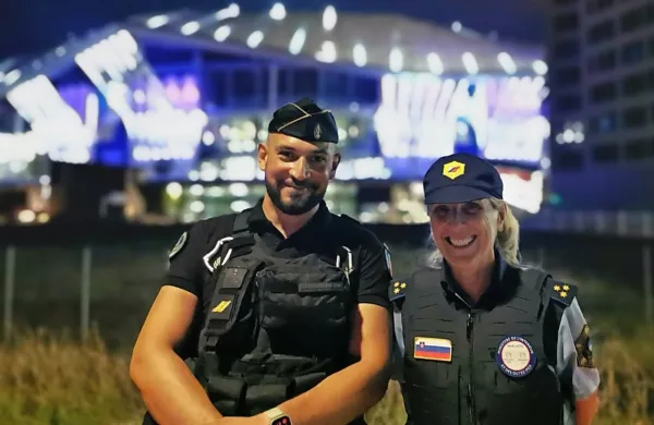 Erna Kavčič s francoskim kolegom pred nogometnim stadionom v Lyonu, kjer so slovenski  policisti pomagali 
francoskim pri zagotavljanju reda in miru.