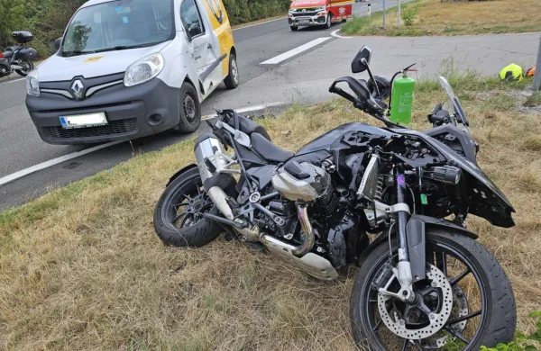 Francoski motorist je po trčenju s poštarskim avtom obležal ob 
motorju. 