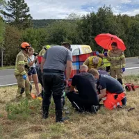Motoristu so pomagali zdravnik, reševalci in gasilci.