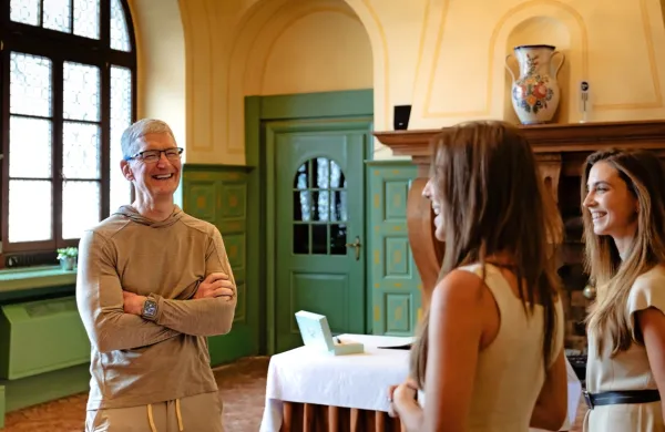 Postojnsko jamo je obiskal izvršni direktor podjetja Apple  Tim 
Cook. 