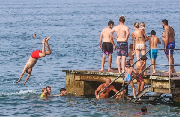 Kaže, da nas bo v četrtek dosegel izrazit prodor hladnega zraka, s 
čimer bo po napovedih vremenoslovcev res konec s poletnim 
tipom vremena.