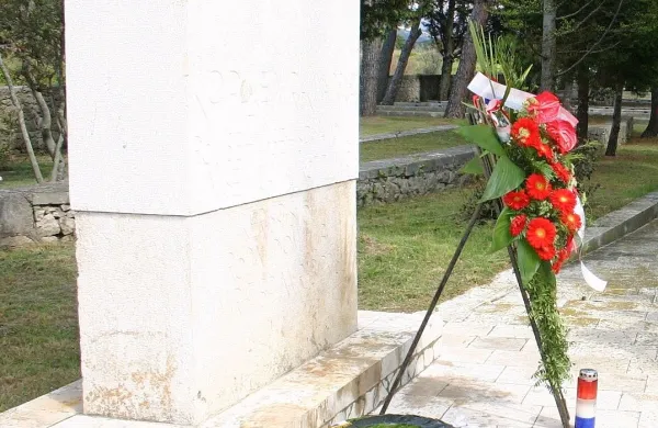 V fašističnem koncentracijskem taborišču Rab je v letih 1942 in 
1943 trpelo okoli 15.000 taboriščnikov, največ Slovencev, Hrvatov 
in Judov.