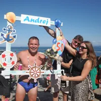 Podpredsednika Plavalnega kluba Koper Andreja Velca so na cilju 
pričakale čestitke in peneči mehurčki ob polstoletnem jubileju.