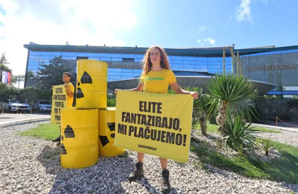 Greenpeace aktivisti s protestno akcijo na Bernardinu (FOTO)