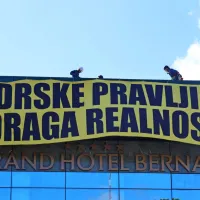 Greenpeace aktivisti s protestno akcijo na Bernardinu (FOTO)