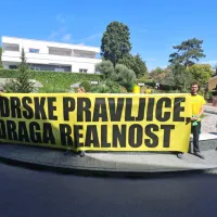 Greenpeace aktivisti s protestno akcijo na Bernardinu (FOTO)