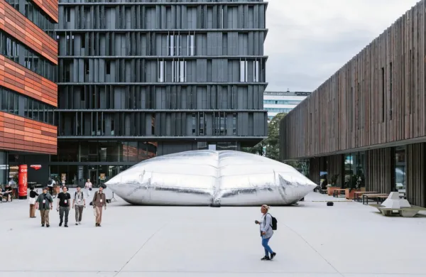 Veliko pozornosti je pritegnila tudi instalacija, poimenovana 
Spaceship.