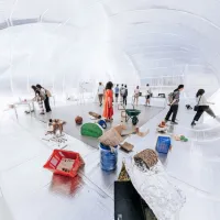 V notranjosti Spaceshipa so izvedli tudi dve delavnici.
