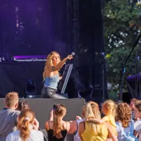Nika Zorjan je ogrela grla predvsem mlajših poslušalcev in gledalcev. 
