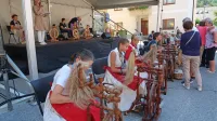 Slovenske predice so na drugem srečanju predle niti iz najrazličnejših materialov - od ovčje volne do mačjih in pasjih dlak.
