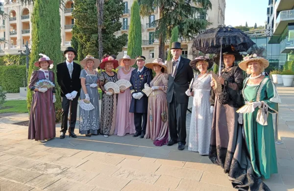 Člani društva Rosa Klementina v razkošnih oblačilih z začetka 20. 
stoletja so prava paša za oči.