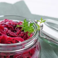 Če imate več glav rdečega zelja, ga lahko tako kot klasično zelje 
fermentirate oziroma okisate.