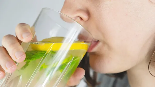 Limonina voda pomlajuje in utrjuje celotno telo od znotraj 
navzven.