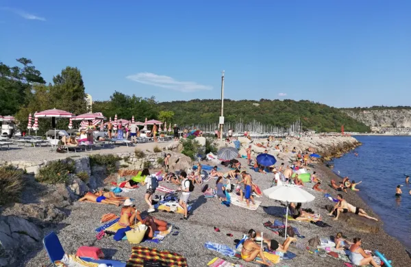 Na plaži v Sesljanu se je pred slabimi tremi tedni slovenski 
državljan razkazoval in se pred drugimi kopalci samozadovoljeval.