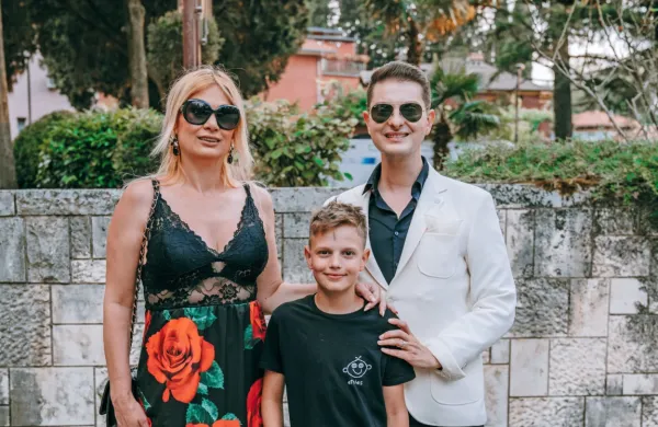 Damjan Murko se je poleti z ženo in sinom udeležil Melodij morja 
in sonca.