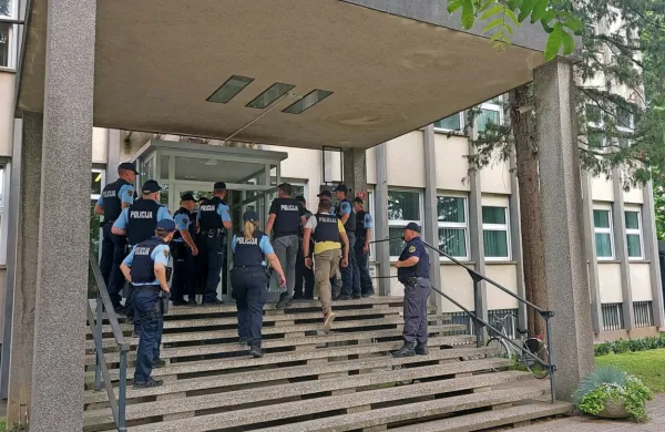 Policisti  so po pregledu  sodne  stavbe sporočili,  da  v  njej  bombe  ni  
bilo.  