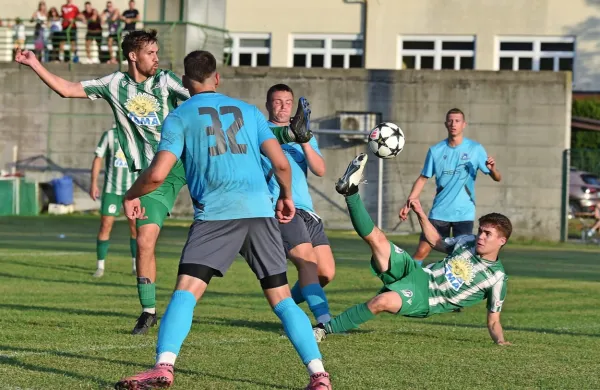 Vipavski nogometaši (v zeleno-belih dresih) so doma klonili pred 
Dobom, Bistričani (v modri opravi) pa so kljub štirim doseženim  
golom ostali praznih rok v Šenčurju. 
