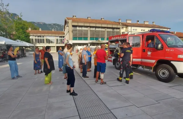 Gasilci so mimoidočim predstavili gasilsko vozilo in opremo, ki jo uporabljajo pri gašenju požarov ter reševanju.