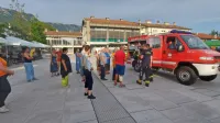 Gasilci so mimoidočim predstavili gasilsko vozilo in opremo, ki jo uporabljajo pri gašenju požarov ter reševanju.