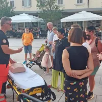 Zdravstveni delavec Nujne medicinske pomoči Zdravstvenega 
doma Ajdovščina je osveščal o prvi pomoči in demonstriral 
oživljanje. 