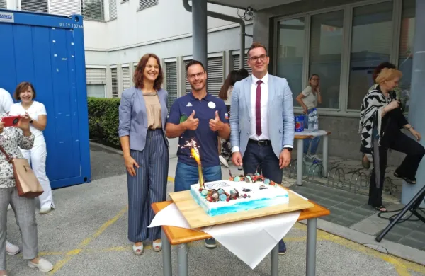 Bronasti Dejan Fabčič je v družbi direktorice novogoriškega 
zdravstvenega doma Petre Kokoravec in župana Sama Turela  
zarezal v priložnostno paralimpijsko torto. 