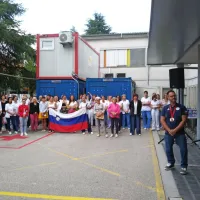 Pred Fabčičevim zdravniškim delovnim mestom -  Zdravstvenim 
domom Nova Gorica, se je na sprejemu zbralo lepo število kolegov, 
mimoidočih in dijakov bližnjega srednješolskega centra. 