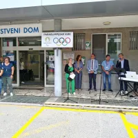 Sprejem za bronastega olimpijca Dejana Fabčiča in njegovo 
soprogo Vido (levo)  je vodila Kristina Furlan (v sredini) , za kulturni 
program pa sta  poskrbela tenorist Vladimir Čadež in pianistka 
Natalija Šaver.