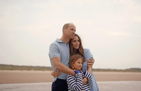 Britanska princesa Kate z možem in hčerko v video posnetku, ki ga 
je objavila Kensigtonska palača.