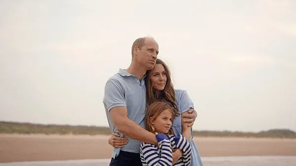 Britanska princesa Kate z možem in hčerko v video posnetku, ki ga 
je objavila Kensigtonska palača.