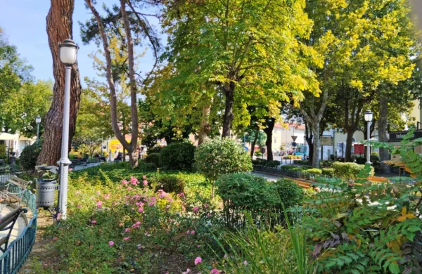 Jugozahodno od starega mestnega jedra se nahaja  Park ob 
Drevoredu 1. maja.