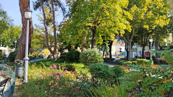 Jugozahodno od starega mestnega jedra se nahaja  Park ob 
Drevoredu 1. maja.