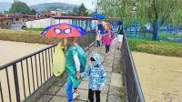 V vrtcu v Šalari, ki stoji povsem blizu Badaševice, so se ustrašili 
naraslega vodotoka in po posvetovanju s civilno zaščito evakuirali 
otroke.  