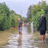  Ulice v Šalari so poplavljene, voda v kanalu Badaševica pa je še 
komaj nekaj centimetrov pod robom.