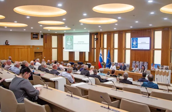 Državni svet je za ponedeljek sklical izredno sejo, na kateri bodo 
obravnavali predlog odložilnega veta na v torek v državnem zboru 
sprejete spremembe zakona o praznikih in dela prostih dnevih, po 
katerih bi se praznik vrnitve Primorske k matični domovini 
preimenoval v praznik priključitve. 