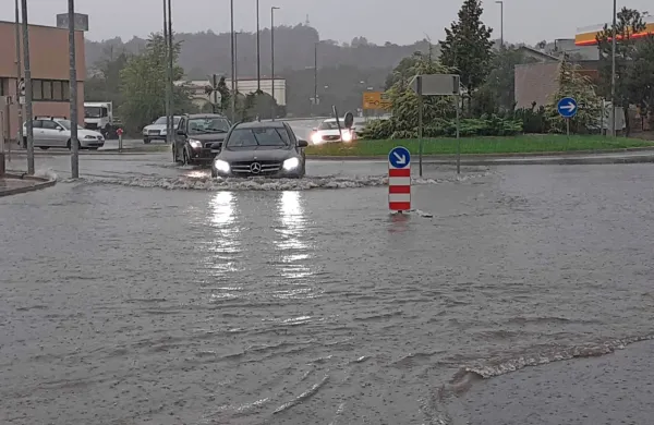 Poplavljeno kroži&scaron;če zaprlo glavno cesto