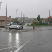 Poplavljeno kroži&scaron;če zaprlo glavno cesto