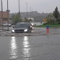 Poplavljeno kroži&scaron;če zaprlo glavno cesto