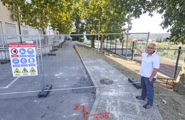 Novo telovadnico bodo v Šmarjah zgradili tik ob šoli, je pokazal  
ravnatelj Simon Dražič.