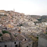 Mesto Matera (Bazilikata) velja obiskati zaradi njenega starega dela, 
imenovanega Sassi di Matera. Popoldansko-večerni sprehod razkriva 
številne naravne lepote nastanka tega dela, ki je nekakšen kompleks 
jamskih bivališč, vklesanih v starodavni rečni kanjon. 