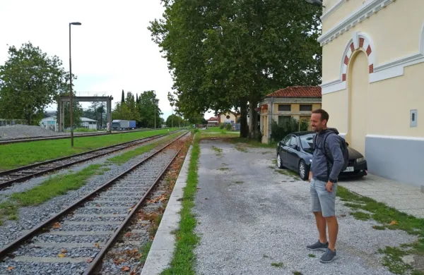 Ko bo železniška postaja v Vrtojbi obnovljena, bo  Novo Gorico 
razbremenila dela tovornega prometa, slovenskim potnikom bo 
odprla pot v Italijo, služila pa bo tudi prevozom v času dnevne 
delovne migracije zaposlenih v bližnji veliki šempetrsko - vrtojbenski  industrijski  obrtni in trgovski coni. 