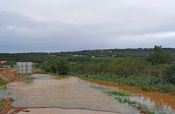 Poplavilo je tudi Železniško cesto v Ankaranu. Foto vir: Arhiv 
Občina Ankaran