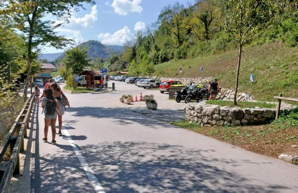 Že premajhno hiško za prodajo vstopnic v slikovita Tolminska 
korita bo nadomestil nov, sodoben objekt. 
