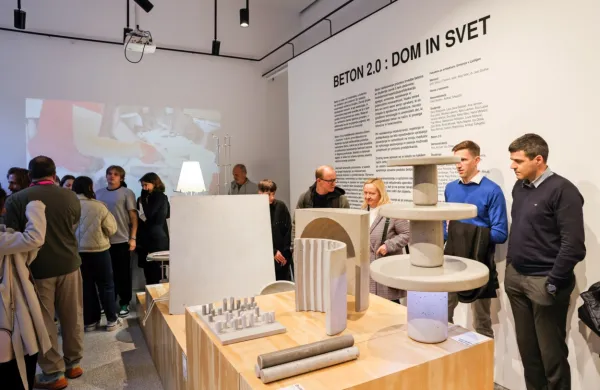 V sodelovanju s Fakulteto za arhitetkturo in tehnološkim 
podjetjem Zevnik Lab je nastala razstava BETON 2.0:DOM IN 
SVET, ki je z betonskimi izdelki opremila najprej Malo galerijo 
Slovenije, kasneje prostore IEDC - Poslovne šole Bled. Razstava v manjšem obsegu je trenutno na ogled v podjetju 
Alpacem Cement.  