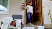 Irma Butina na vratih svojega stanovanja dan po četrtkovem  
vodnem razdejanju